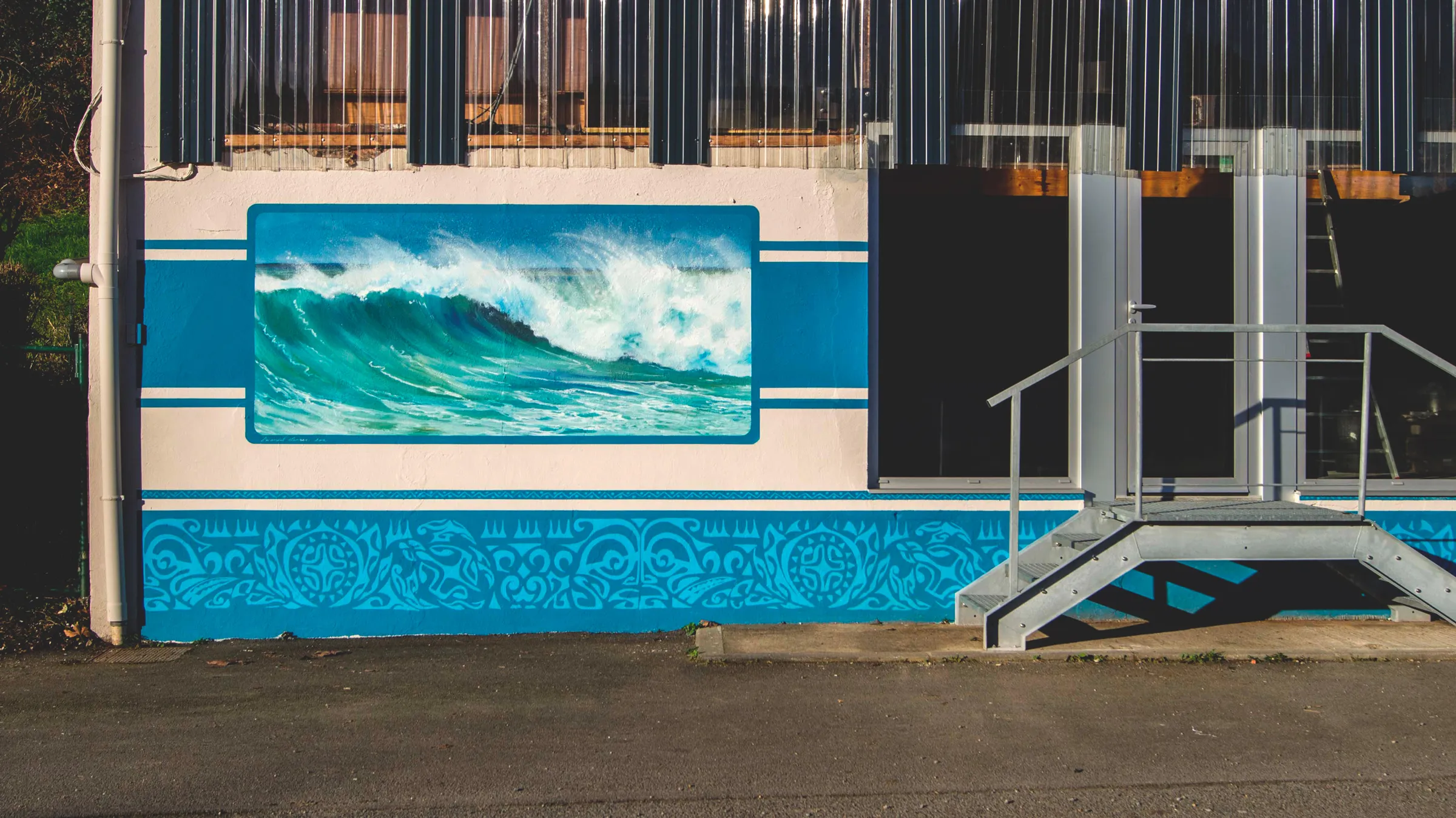 Détail de graffiti mural sur la façade d'une boutique de sport, commerce à Morlaix